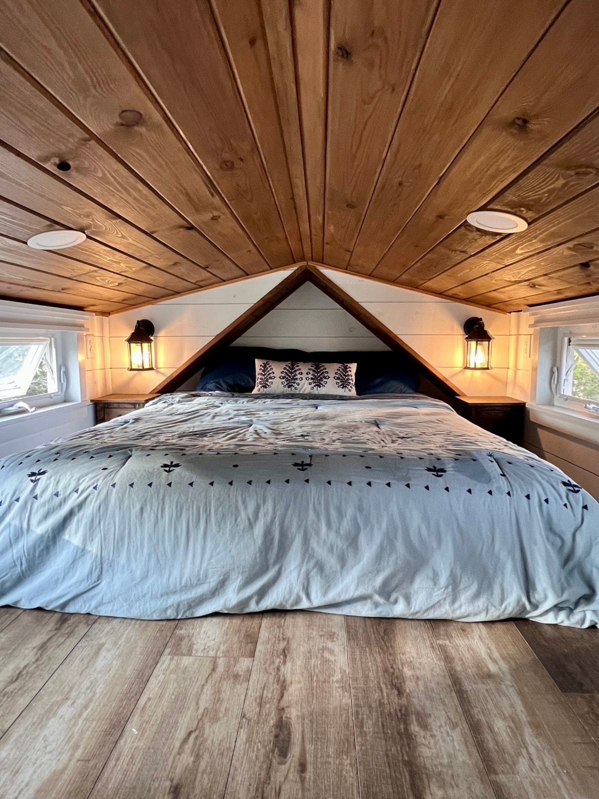 Country-Style Tiny Home on Wheels - Image 4 Thumbnail