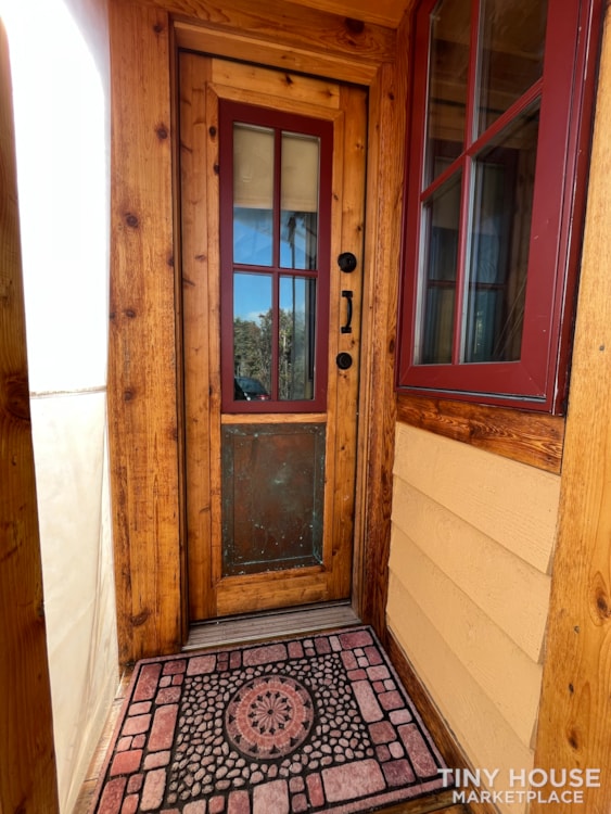 Coyote - Tiny house seen on "Grace and Frankie" - Image 2 Thumbnail