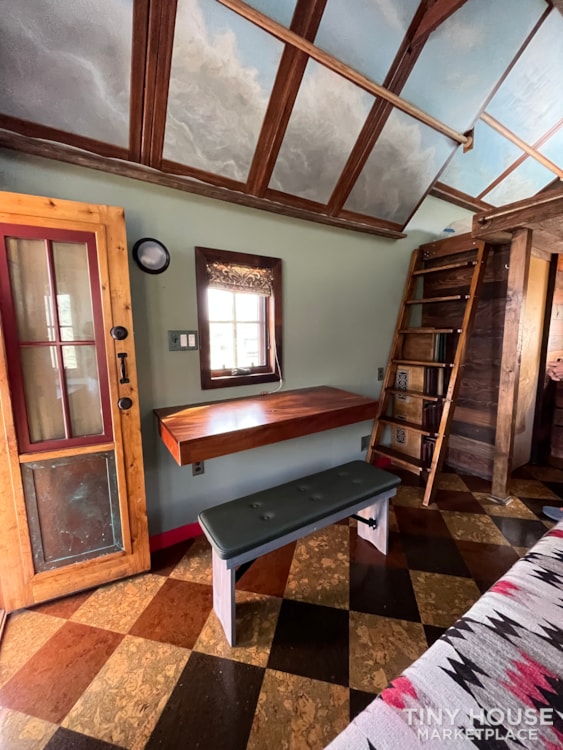 Coyote - Tiny house seen on "Grace and Frankie" - Image 3 Thumbnail