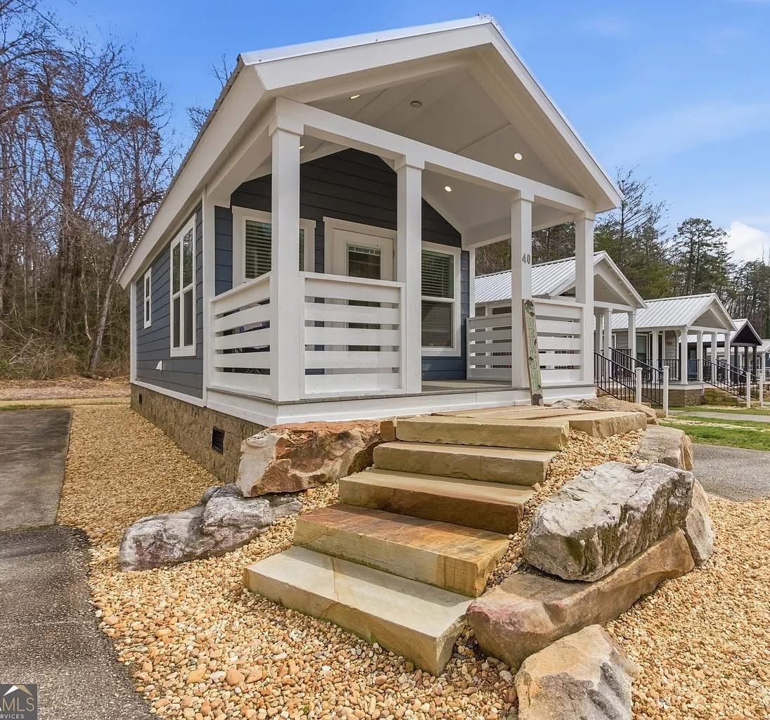 Cozy Cottage at Lake Burton, North Georgia Mountains