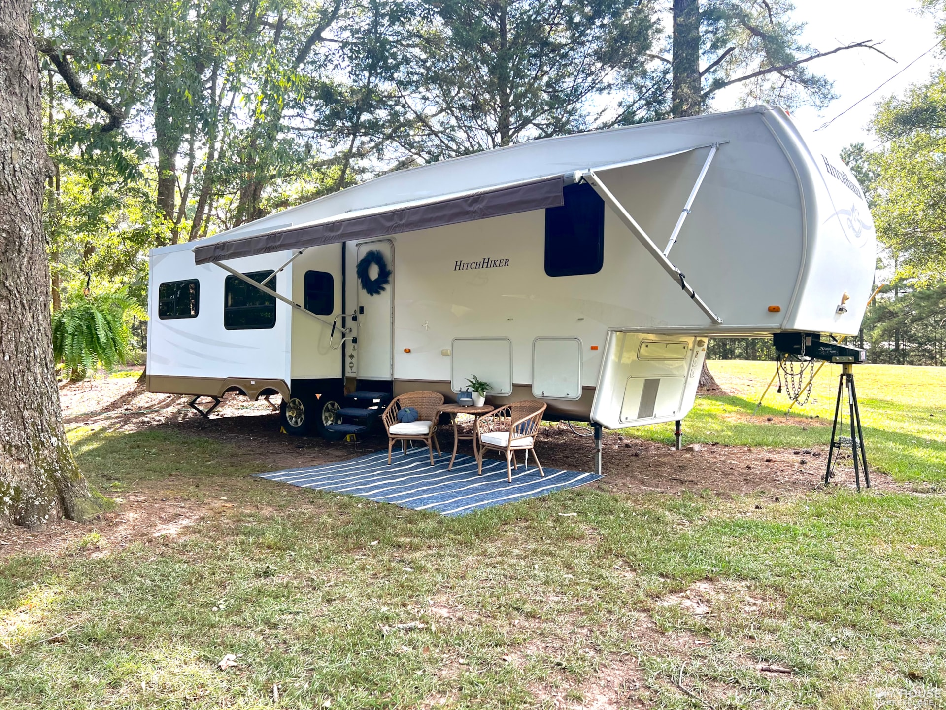 Cozy Fifth Wheel Farmhouse