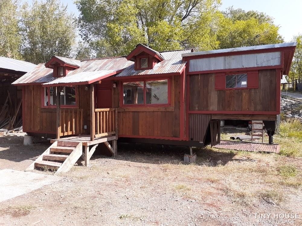 Cozy Western Tiny House - Image 2 Thumbnail