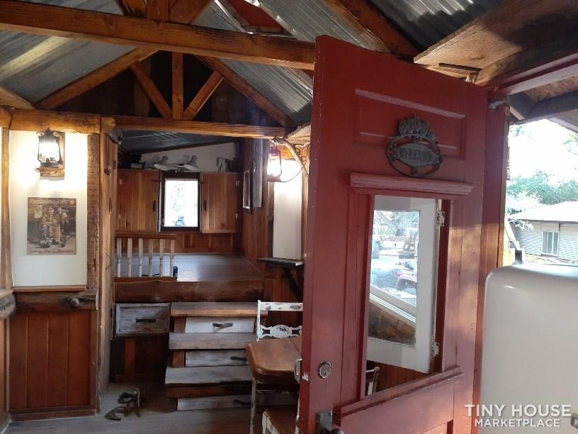Cozy Western Tiny House - Image 3 Thumbnail
