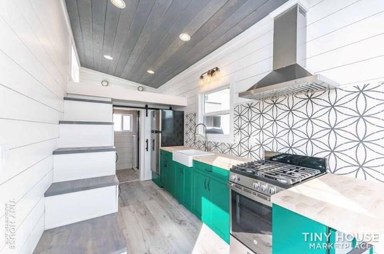Custom built, beautiful home with paperwork - Image 2 Thumbnail