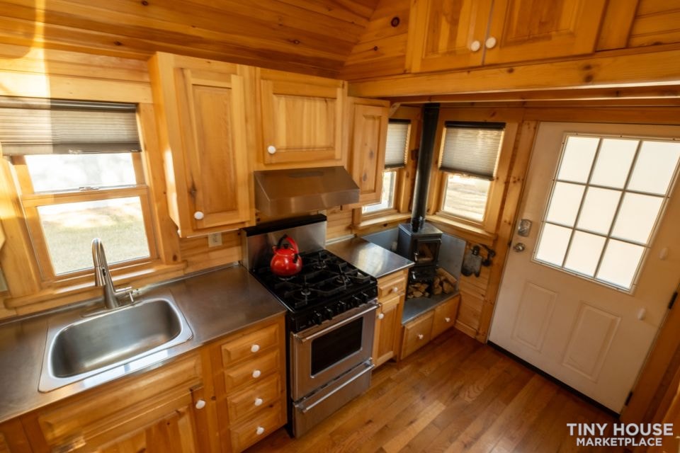 Tiny house on Wheels-Comes with everything(porch,skirt,jacks,powercord,heathose) - Image 4 Thumbnail