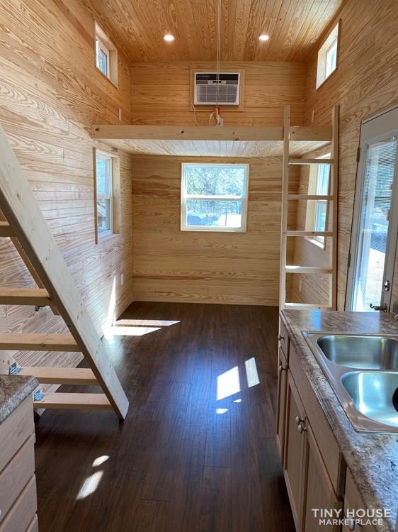 DIY tinyhouse (Sold) - Image 3 Thumbnail