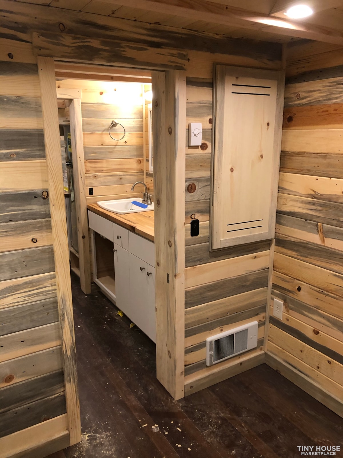 EMF PROOF VOC FREE '3' BEDROOM 31ft TINY HOUSE ON WHEELS - Image 2 Thumbnail