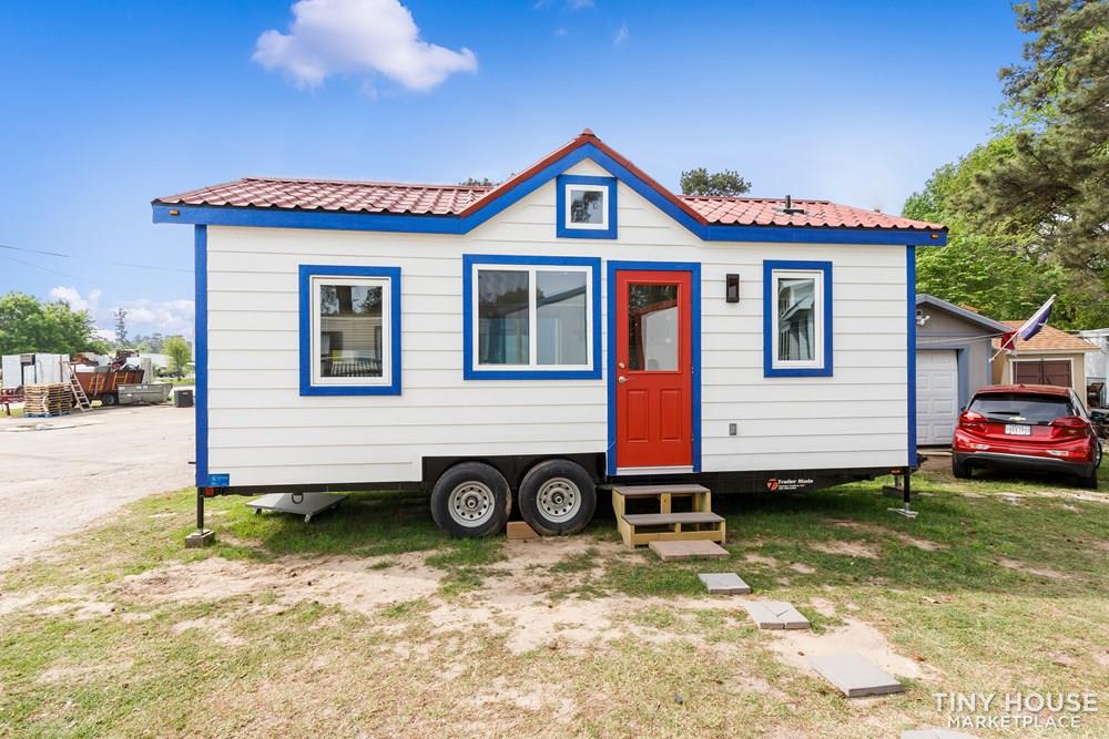 EXPERTLY CRAFTED 24' TINY HOUSE WITH DOWNSTAIRS 