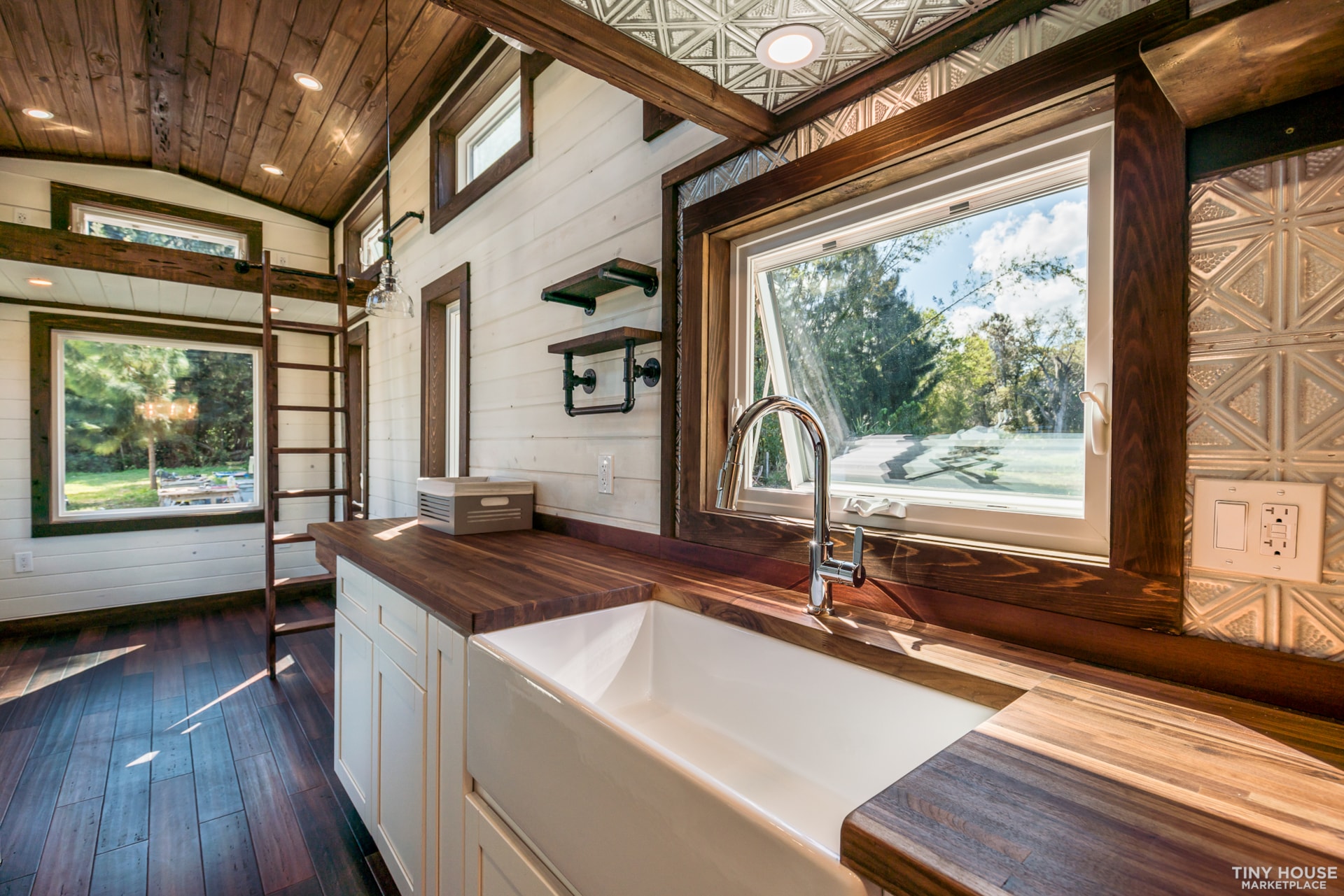Farmhouse Chic Tiny House - Image 2 Thumbnail