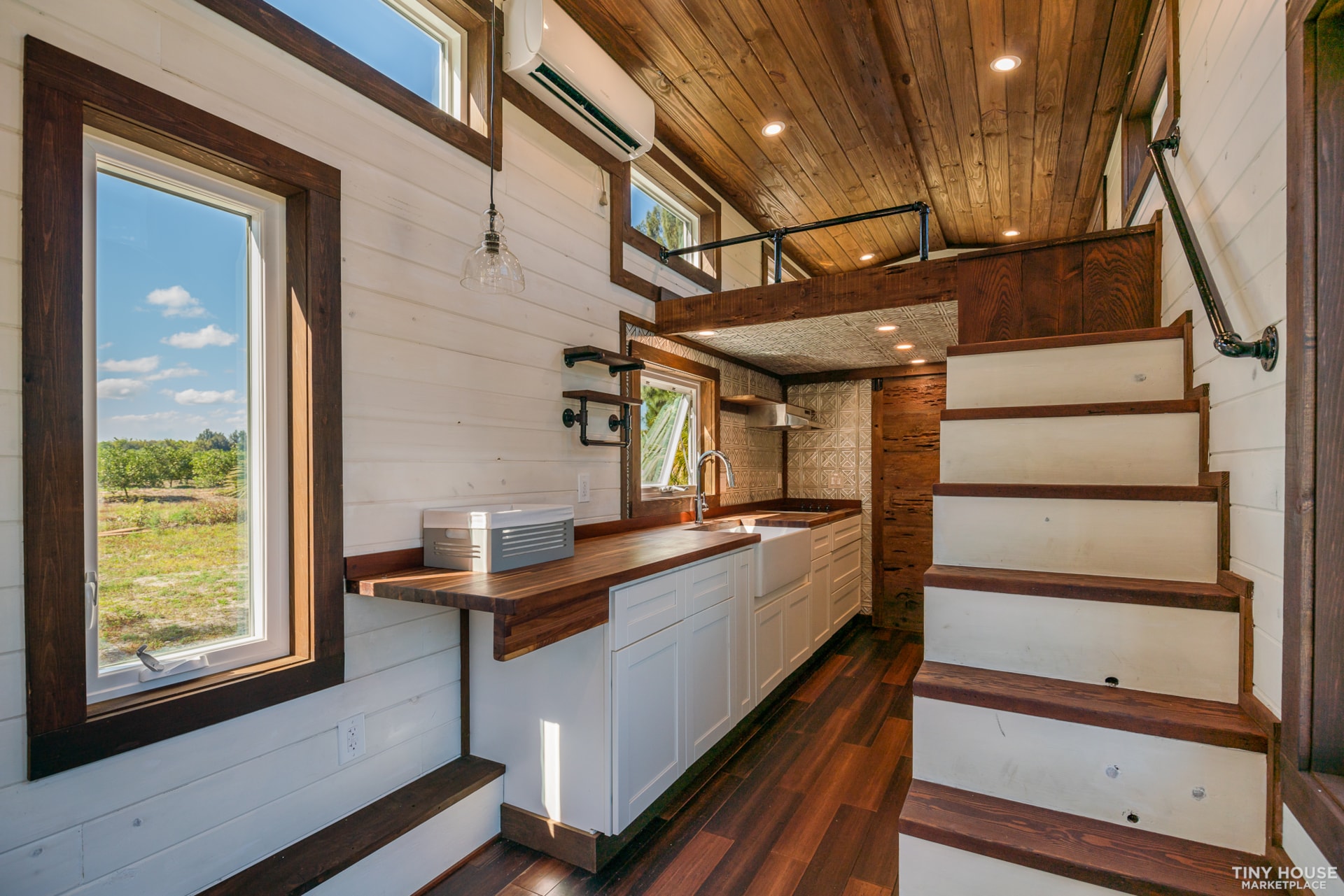 Farmhouse Chic Tiny House - Image 4 Thumbnail