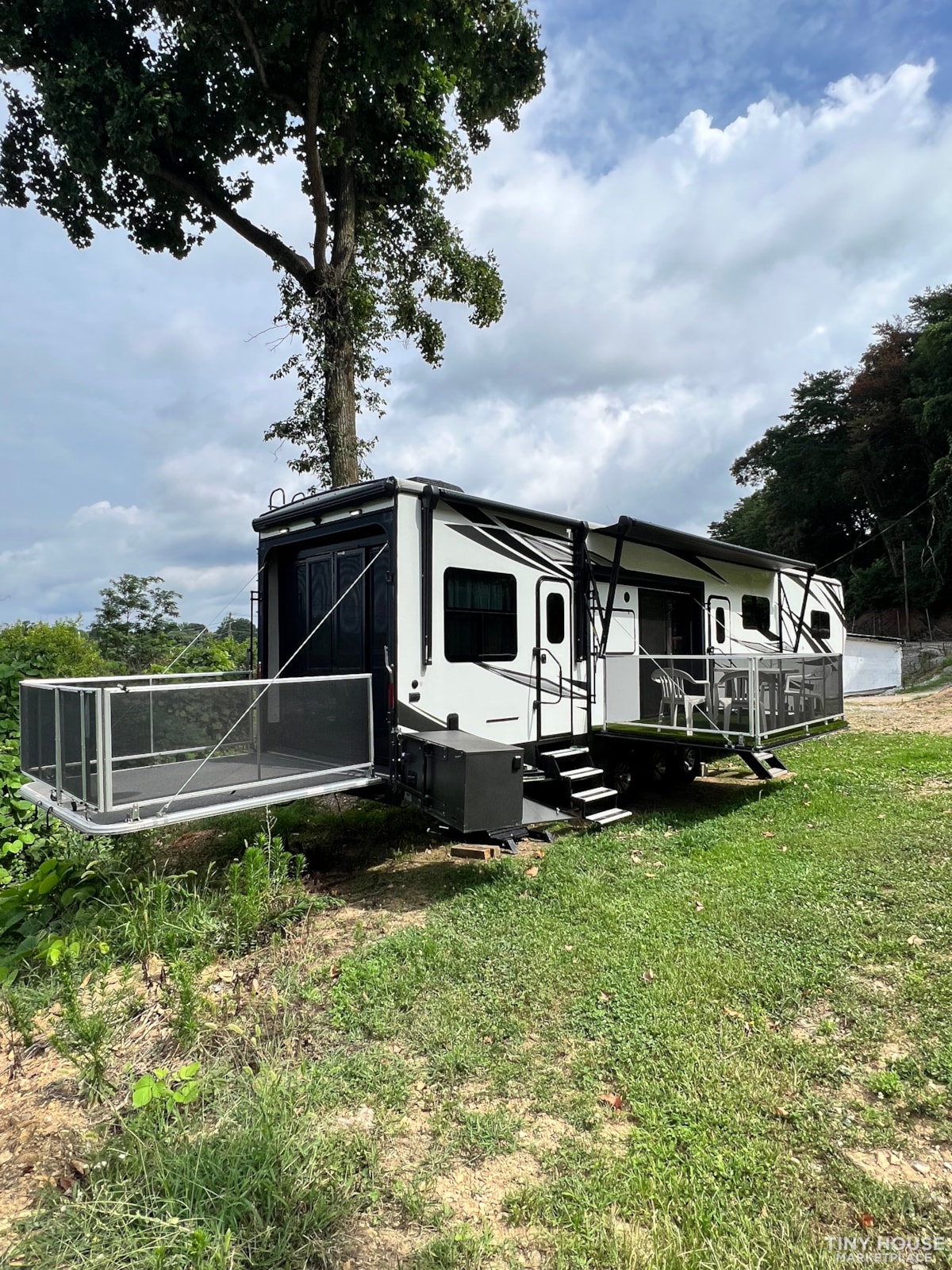 Fifth wheel luxury Rv 