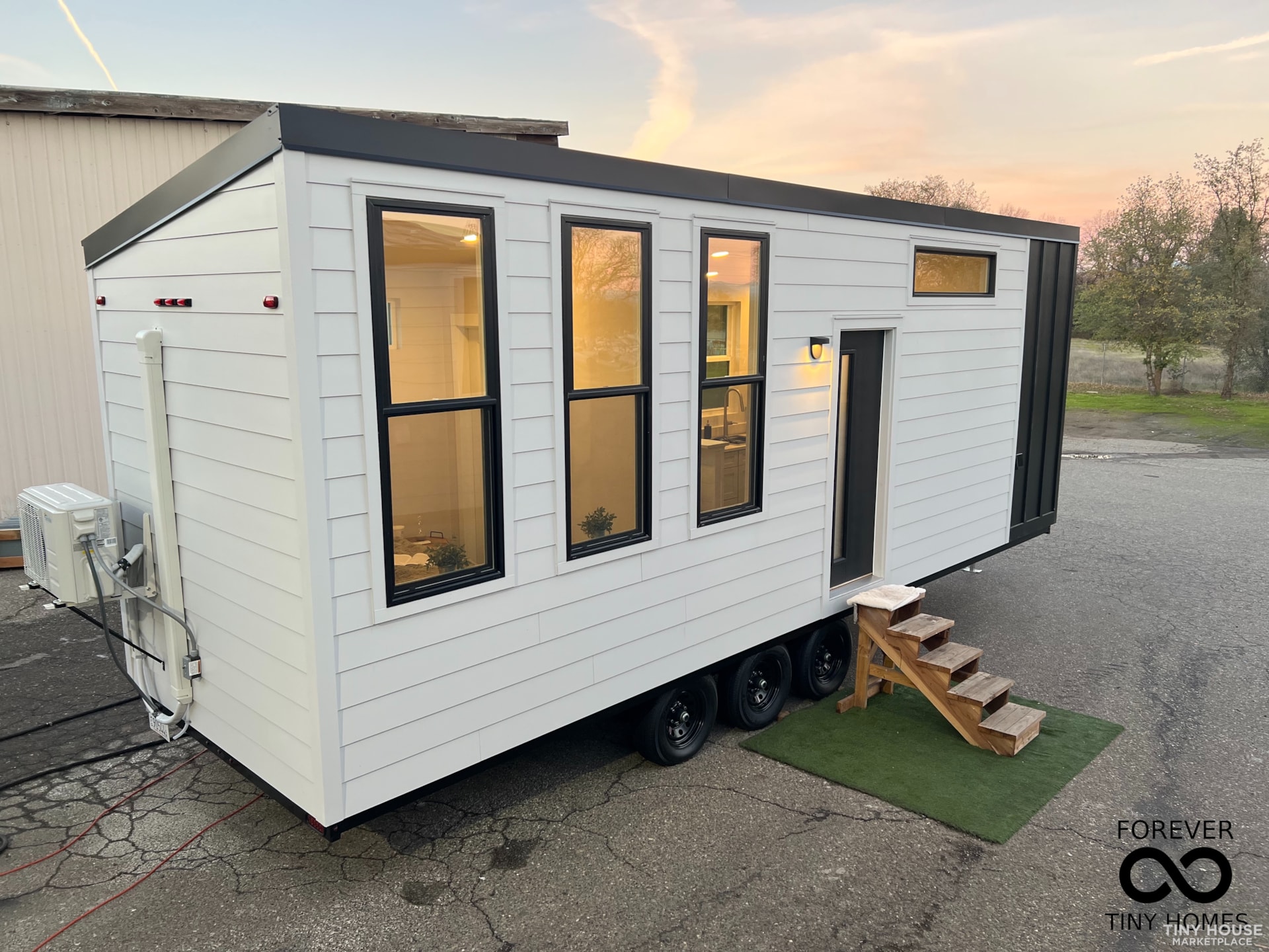 Fully equipped NEW Forever 32' Suite turn key ready with EVERYTHING You Need! 
