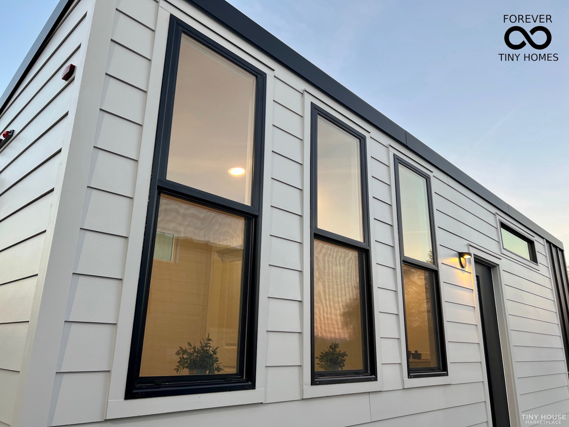 Fully equipped NEW Forever 32' Suite turn key ready with EVERYTHING You Need!  - Image 4 Thumbnail