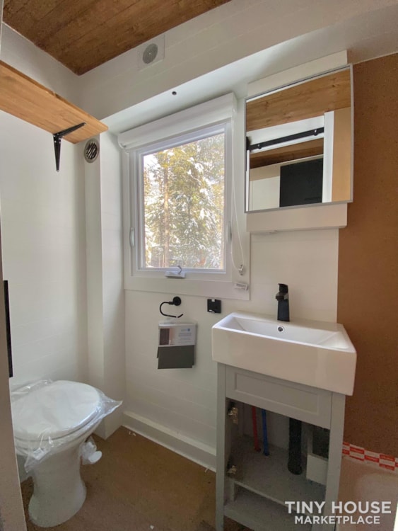 FULLY OFF GRID TINY HOME ON WHEELS BRAND NEW! - Image 4 Thumbnail