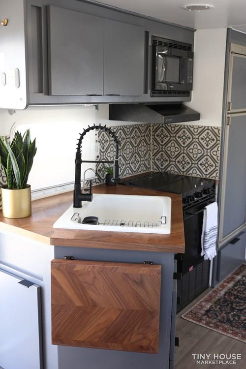 Gorgeous renovated 27’ trailer tiny home - Image 2 Thumbnail