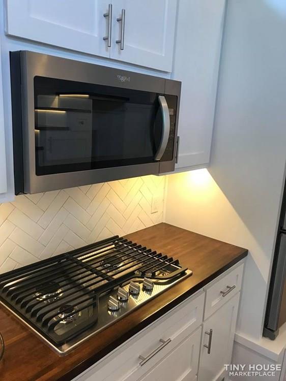 BEAUTIFUL CUSTOM MODERN TINY HOME  - Image 4 Thumbnail