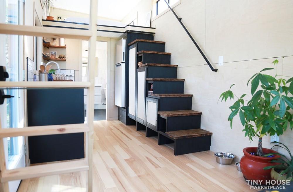 Immaculate, brand new custom built 28' Tiny Home - Image 3 Thumbnail