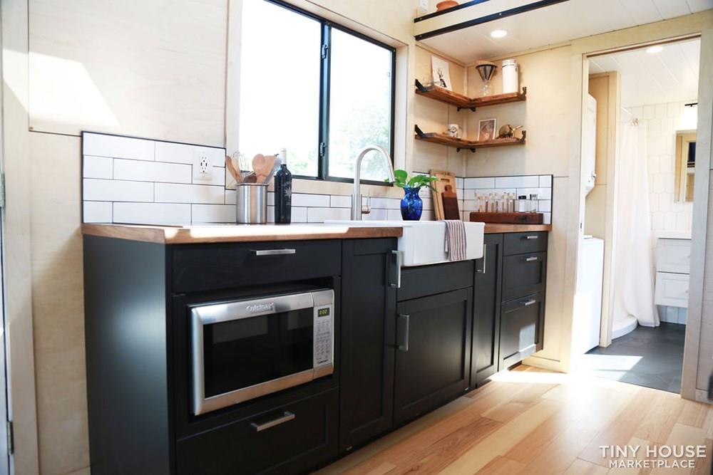 Immaculate, brand new custom built 28' Tiny Home - Image 4 Thumbnail
