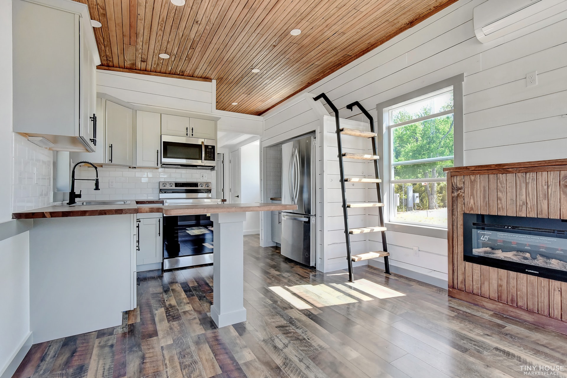 Modern Stylish Tiny Home in a gated 55+ lakeside community--Priced to sell! - Image 3 Thumbnail