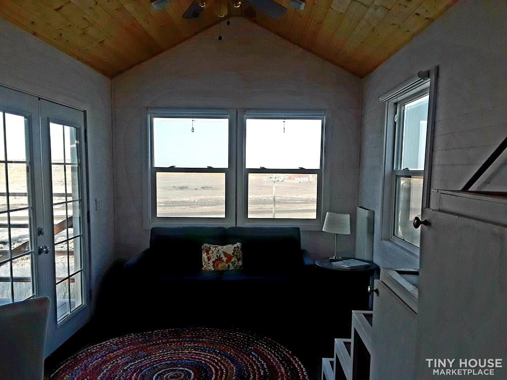 Light bright and cheery with vaulted ceiling, sliding glass doors.  - Image 3 Thumbnail