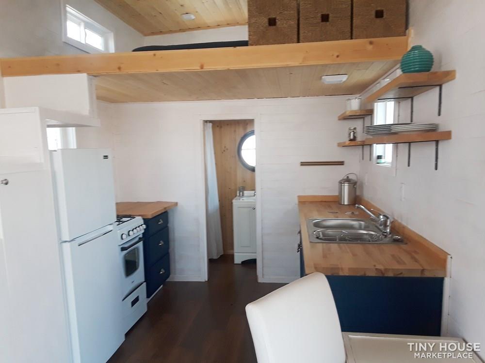 Light bright and cheery with vaulted ceiling, sliding glass doors.  - Image 4 Thumbnail