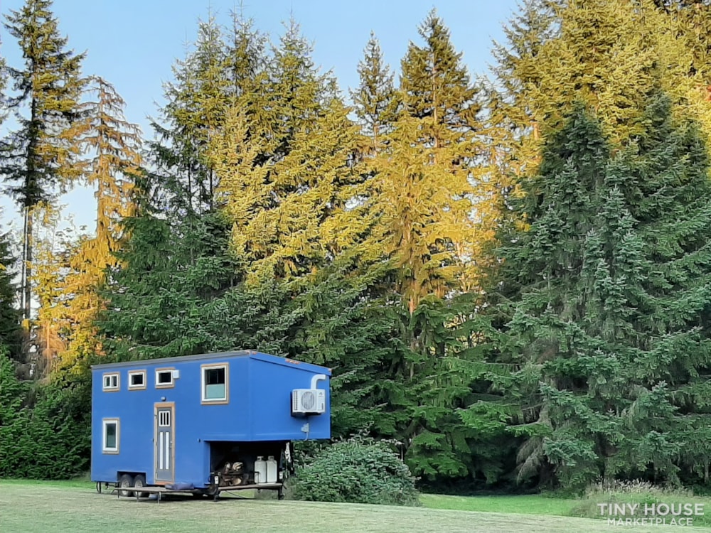 light & open, wood interior with unique features, 29' gooseneck NOAH cert.