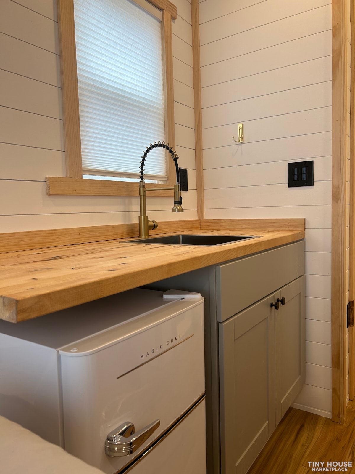 Light Weight & Cozy Tiny Home on Wheels! 8ft Wide x 16ft Long - Image 3 Thumbnail