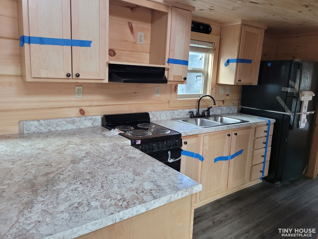 **SOLD***  Log Cabin #1564 ready to go! Top Line floor plan, Park Model RV - Image 4 Thumbnail