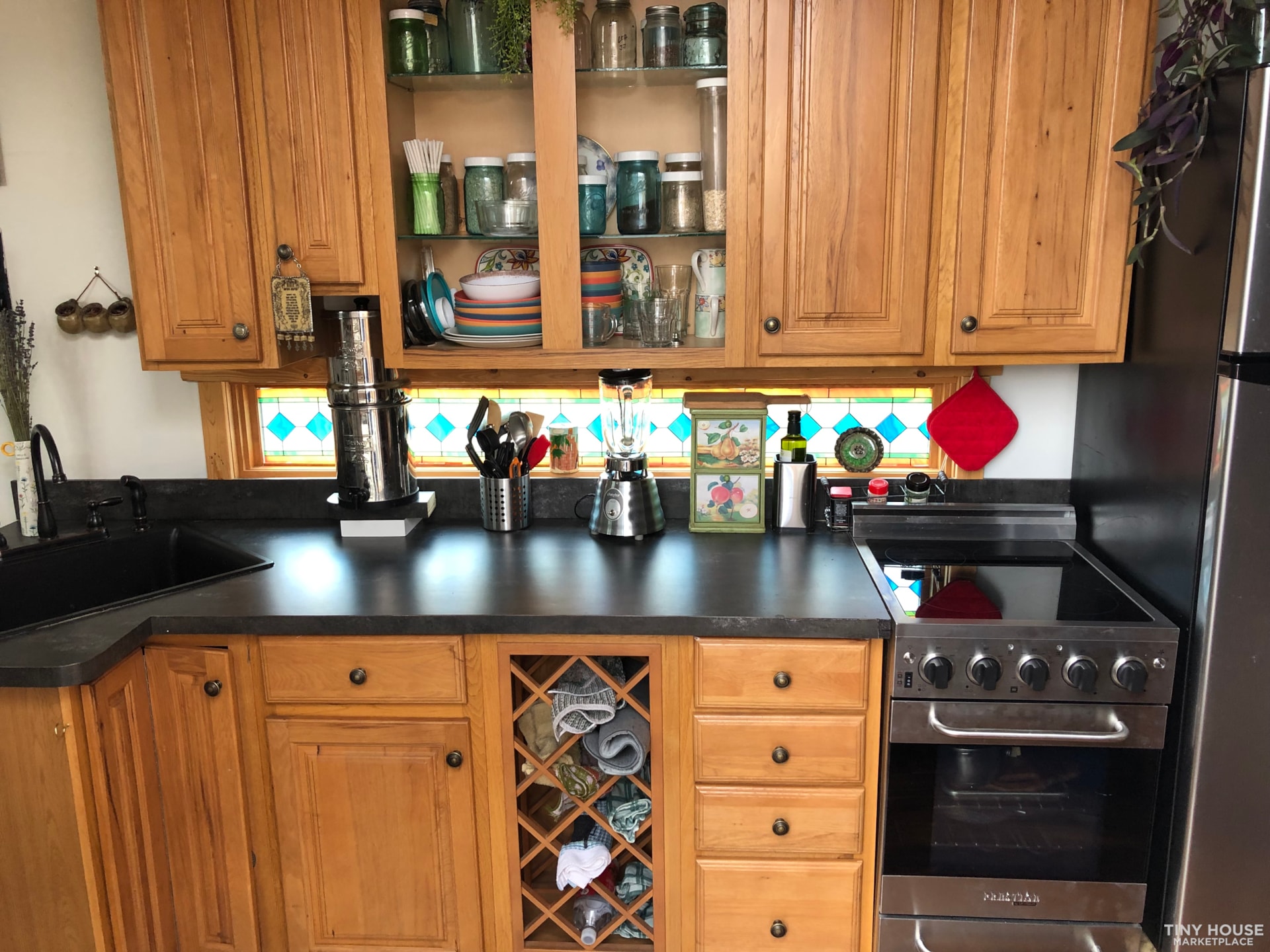Lovely 28-foot tiny home on triple axel HD Canadian trailer, - Image 3 Thumbnail