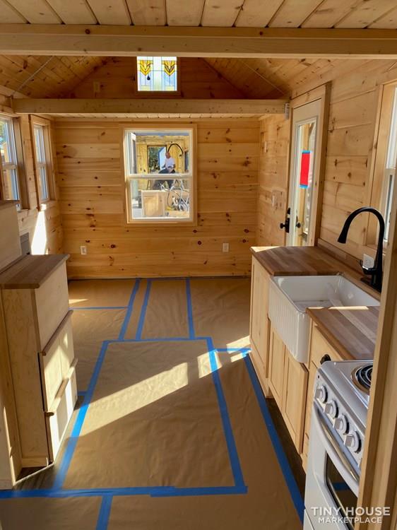Lovely 9 x 22 Tiny Home on Wheels - Image 3 Thumbnail