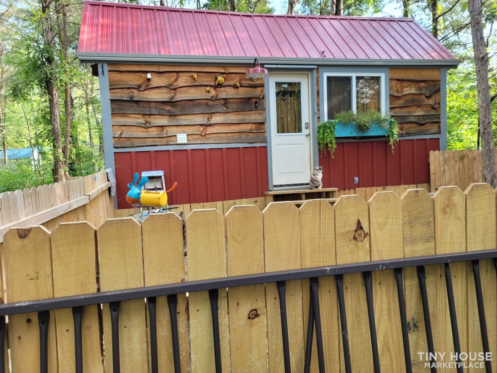 Lovely Rustic Little Farmhouse Tiny House On Wheels - Image 1 Thumbnail