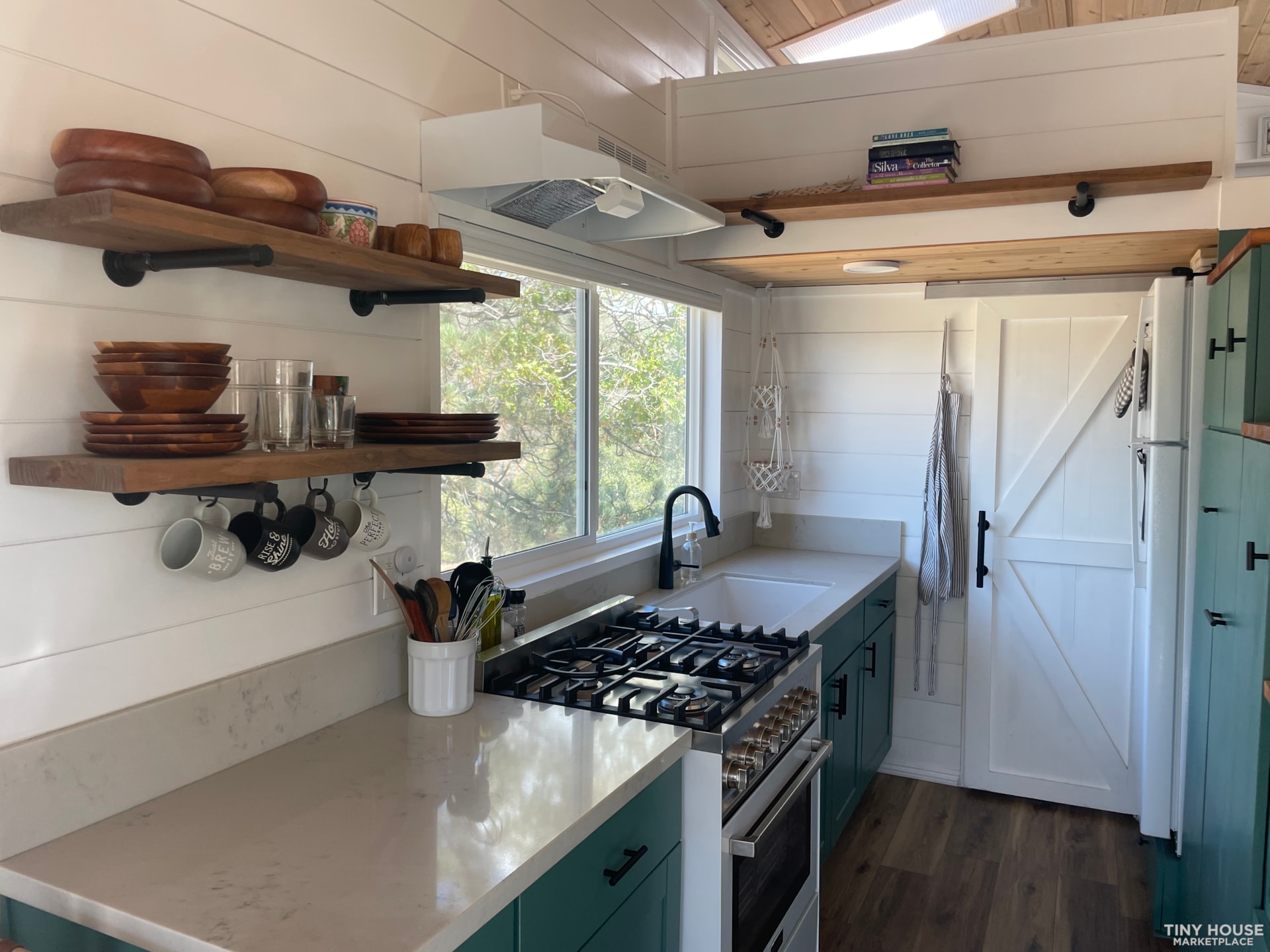 Luxury 30ft Tiny Home RV with Solar - Image 2 Thumbnail
