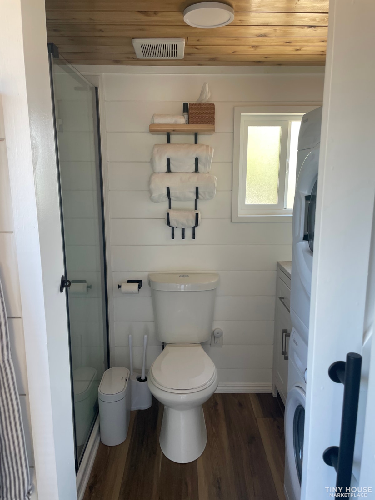 Luxury 30ft Tiny Home RV with Solar - Image 4 Thumbnail
