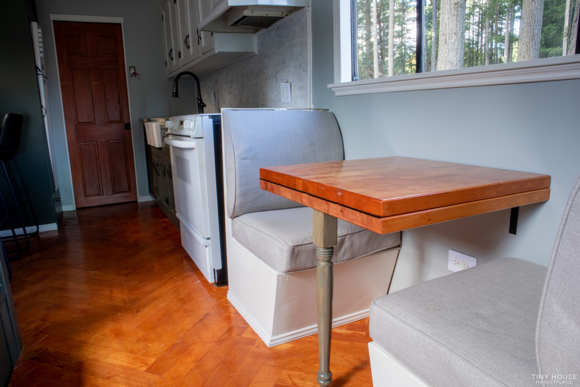 Luxury Converted Bus, Make This Your Tiny Home! - Image 3 Thumbnail