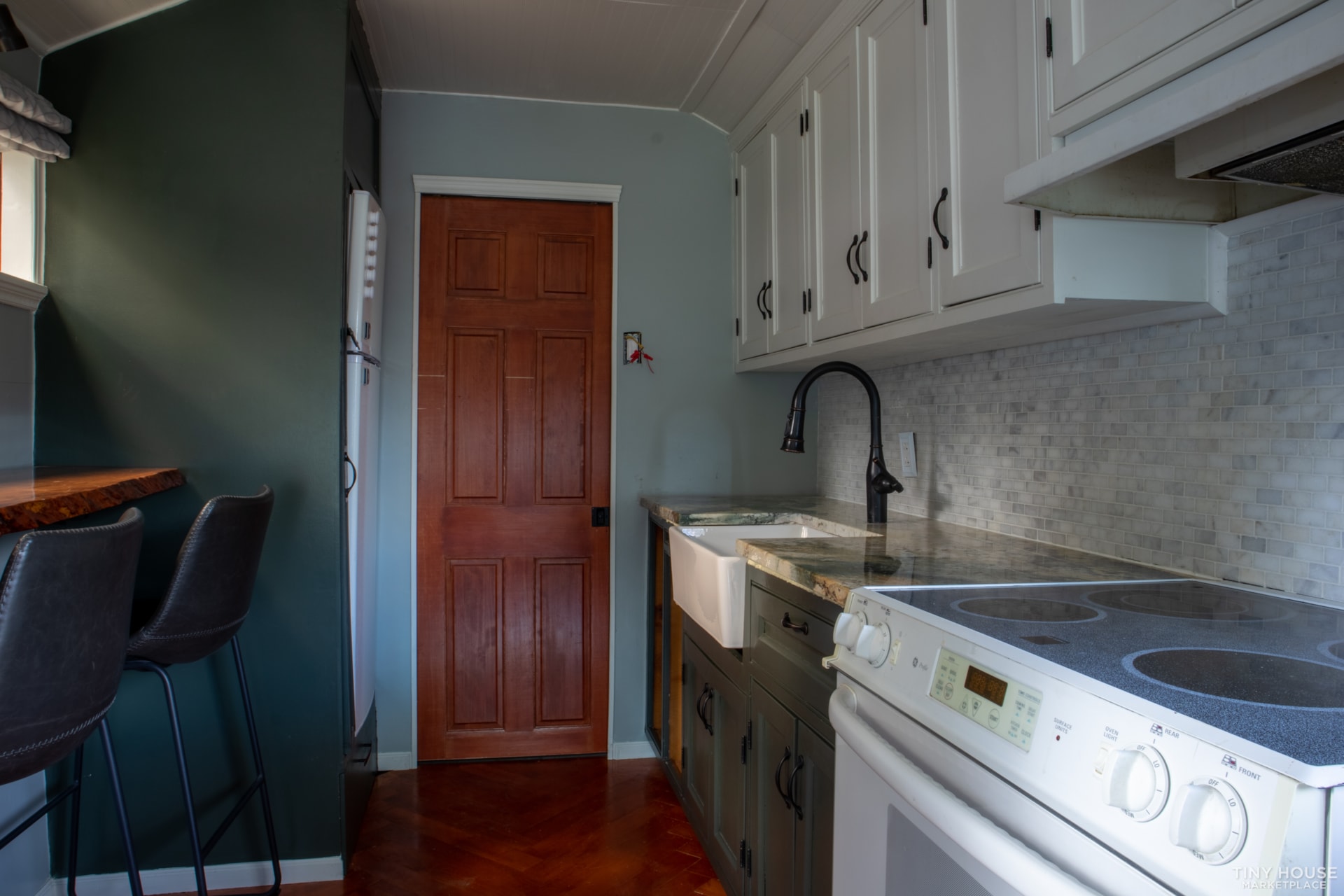 Luxury Converted Bus, Make This Your Tiny Home! - Image 4 Thumbnail