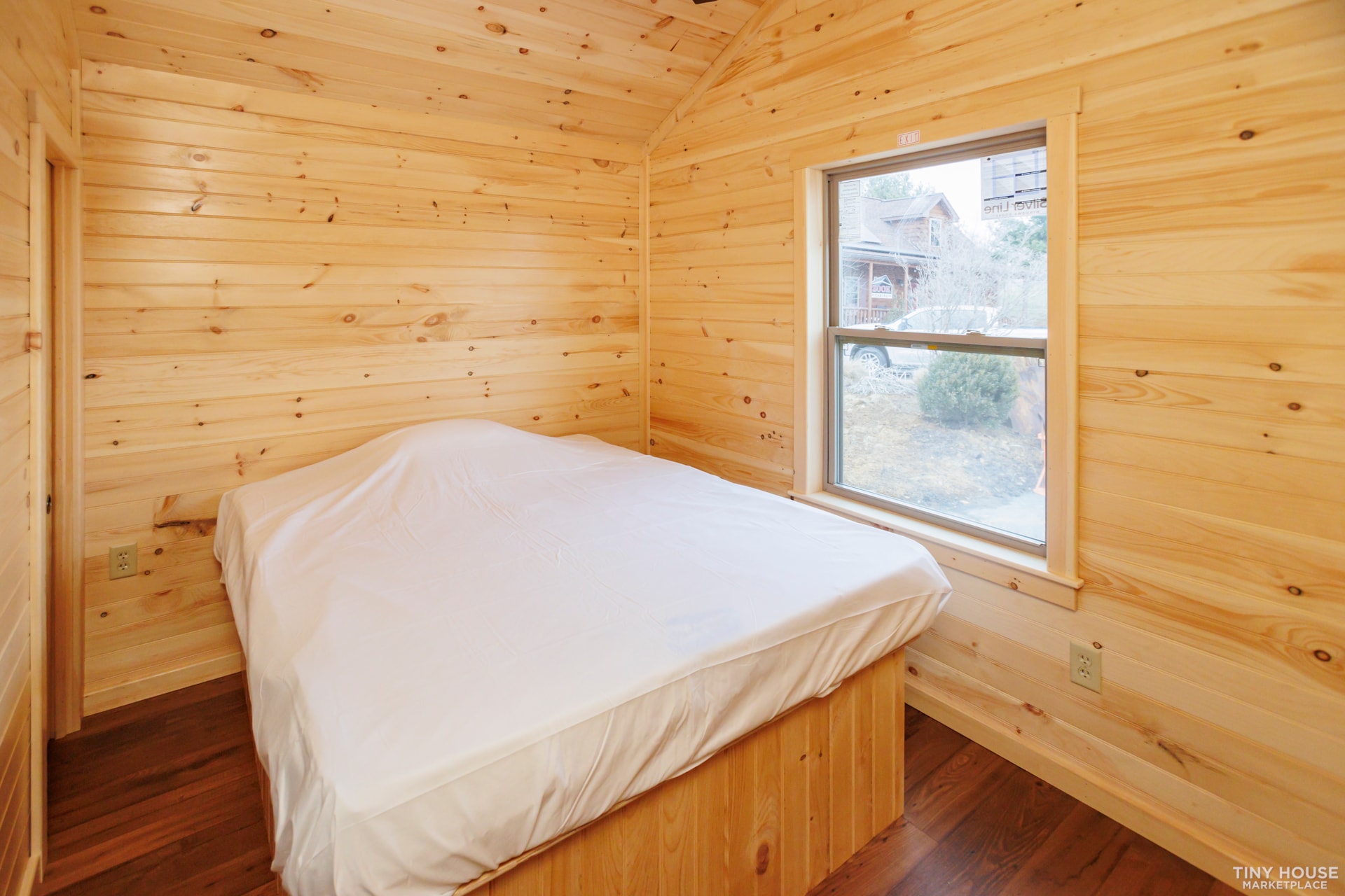 Luxury Pocono Park Model Cabin - Image 4 Thumbnail