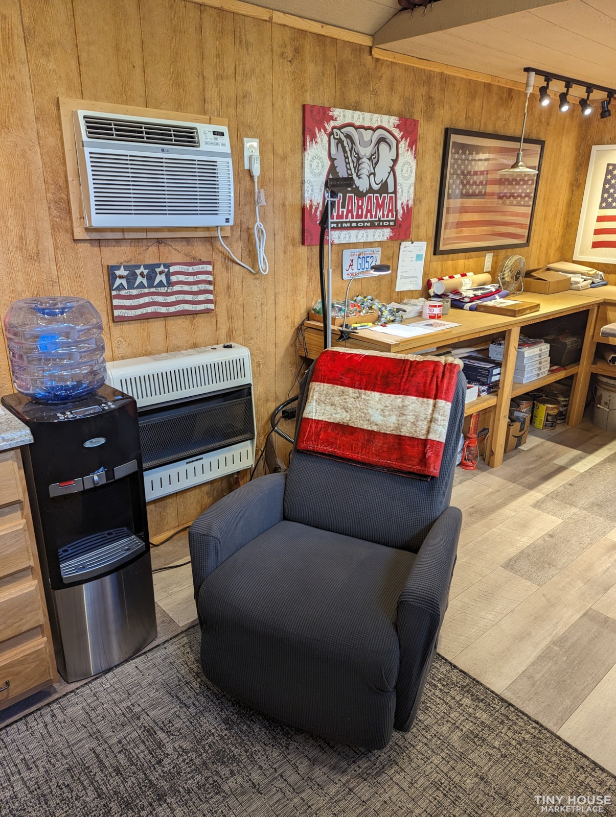 For Sale - Custom Built - 4 Year Old Mini-Home/Studio/Office/Shop - Image 4 Thumbnail