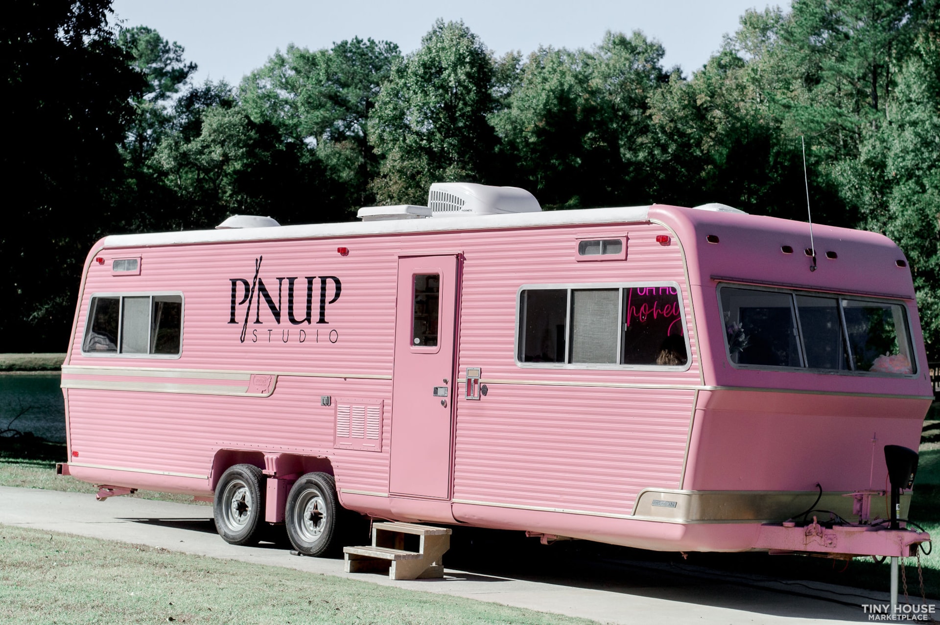 Mobile Hair and Makeup Studio - Image 1 Thumbnail
