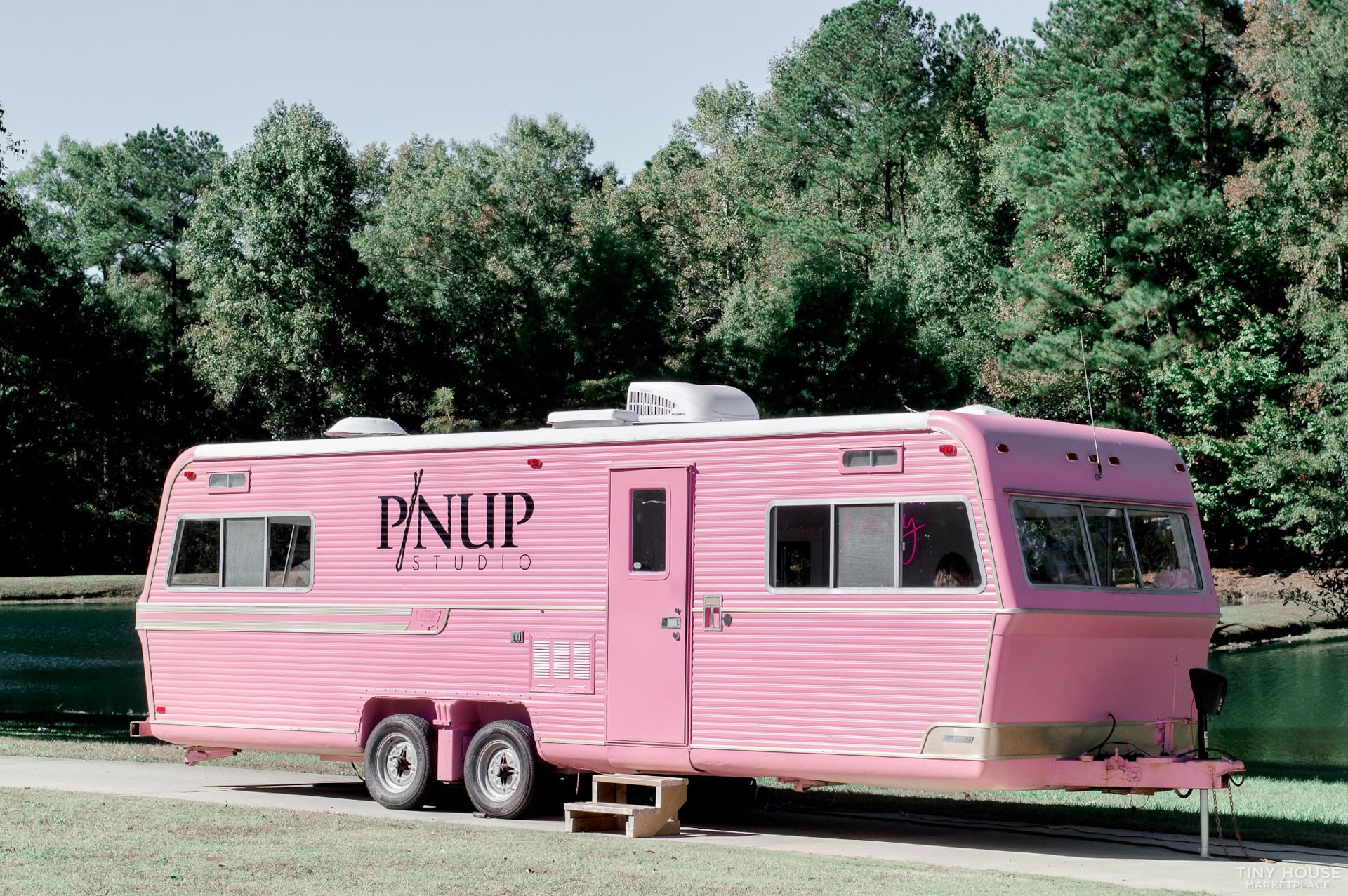 Mobile Hair and Makeup Studio - Image 2 Thumbnail