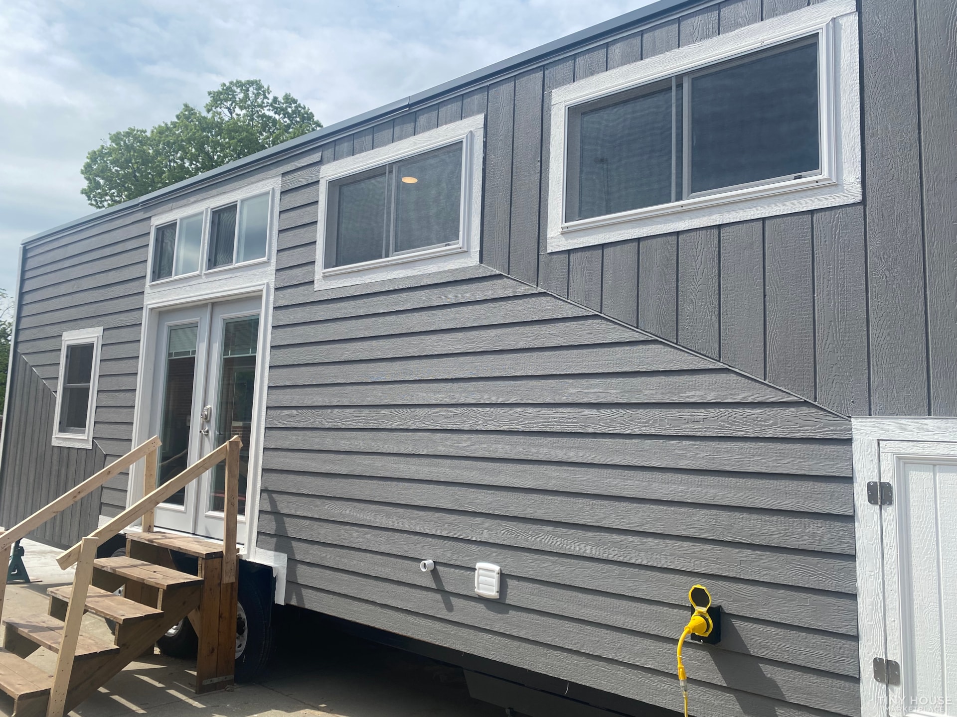 Modern 2 BR 32 ft Home w/ 2 Sleeping Lofts