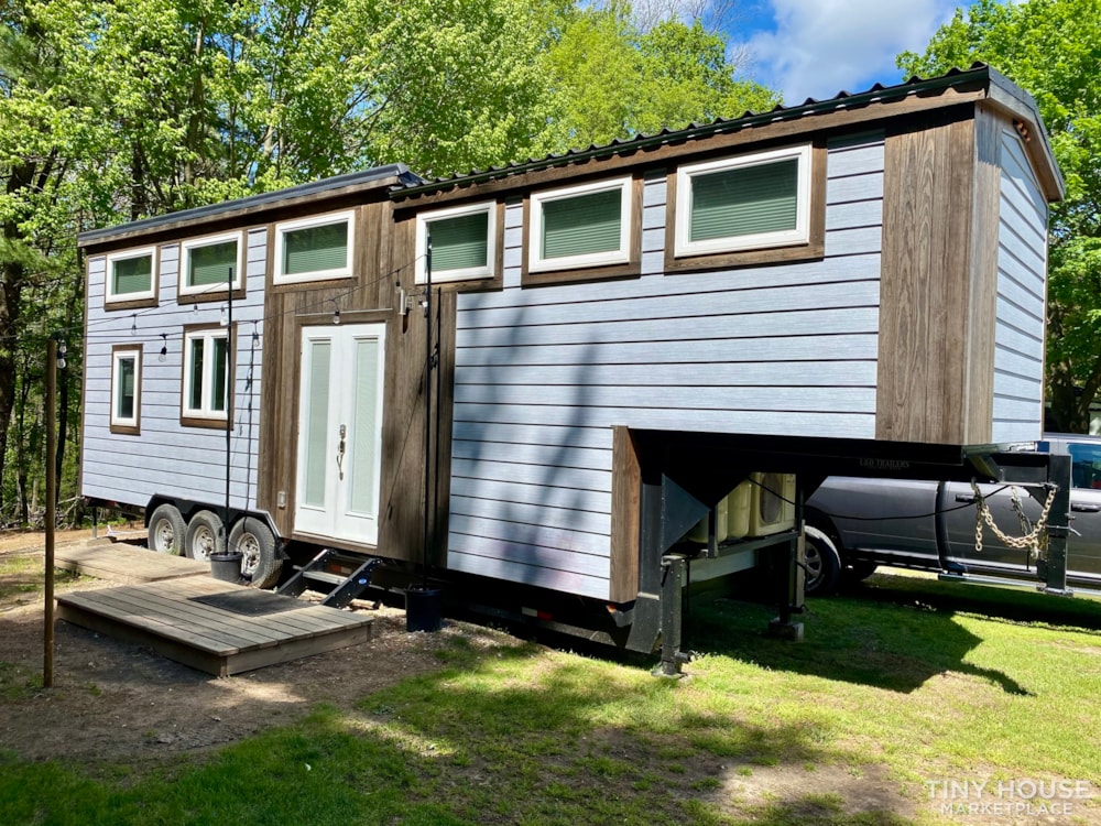 Modern Farm 35’ Gooseneck Tinyhouse - Image 1 Thumbnail