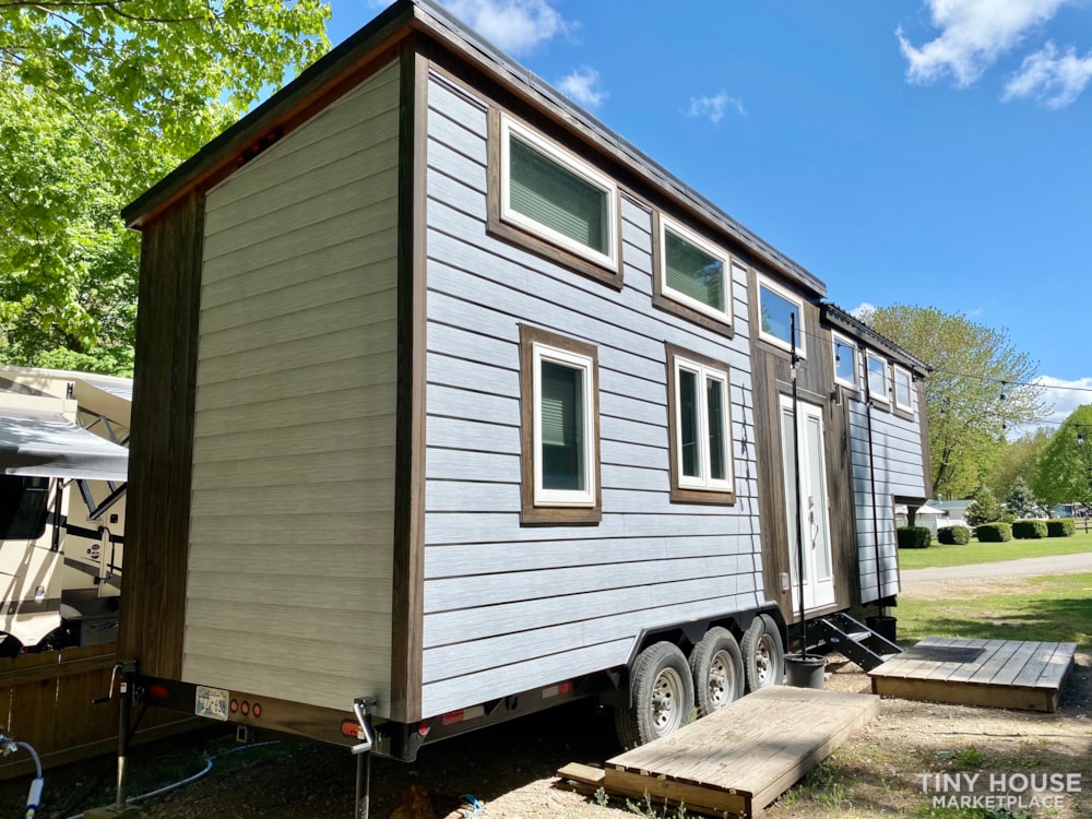 Modern Farm 35’ Gooseneck Tinyhouse - Image 3 Thumbnail