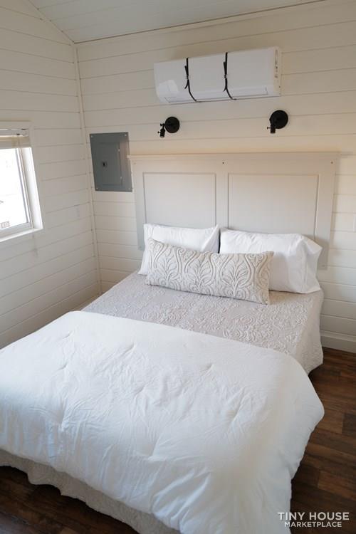 MODERN FARMHOUSE style 35 ft on WHEELS - Image 4 Thumbnail