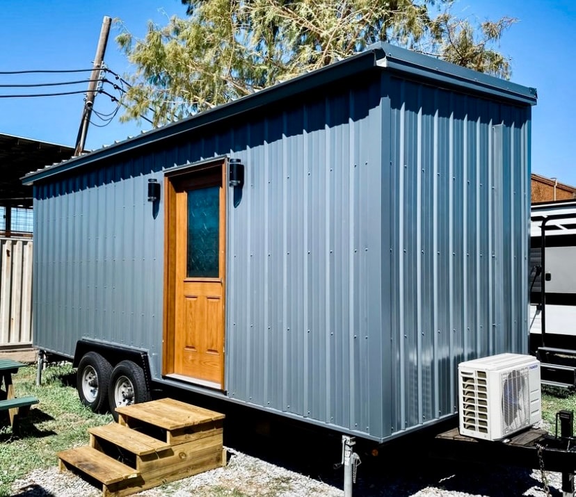 Modern Cabin w/ Full Kitchen, Laundry & AC on Wheels