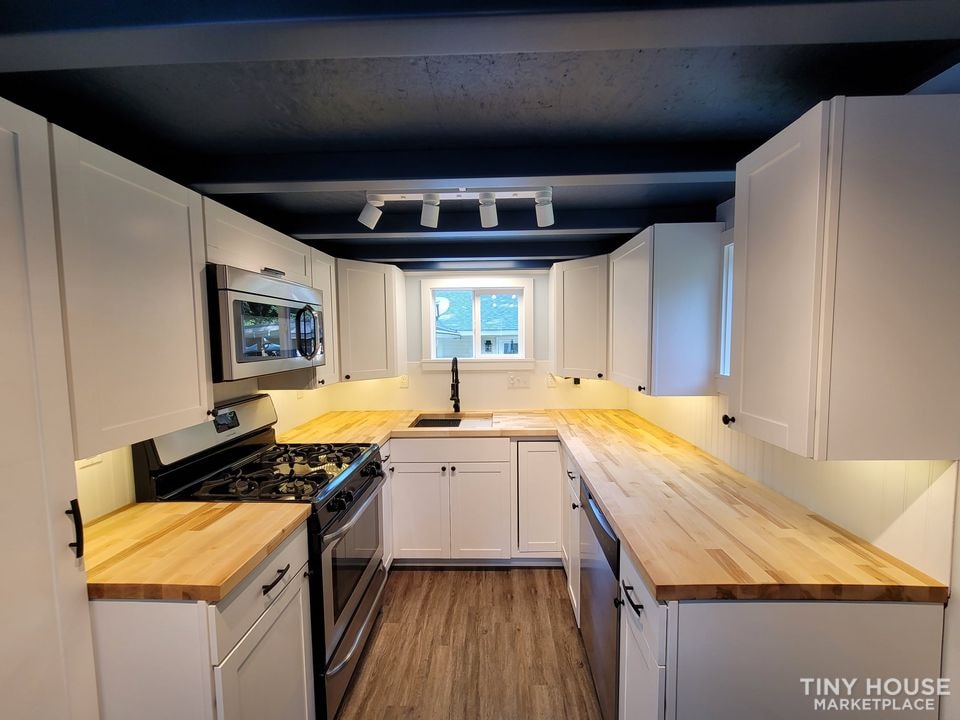 Beautiful Modern Tiny Home - Image 4 Thumbnail