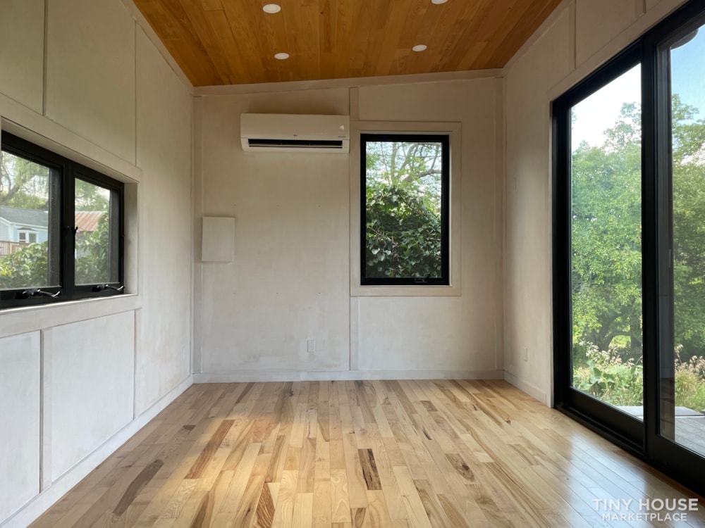 Modern Studio/Office with Natural Light Galore - Image 4 Thumbnail