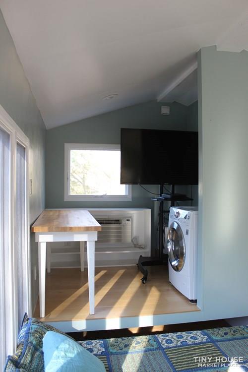 Spacious, Bright and WIDE-OPEN Beauty, 24' x 12' 288 sq ft - Image 4 Thumbnail