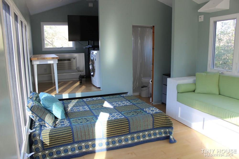 Spacious, Bright and WIDE-OPEN Beauty, 24' x 12' 288 sq ft