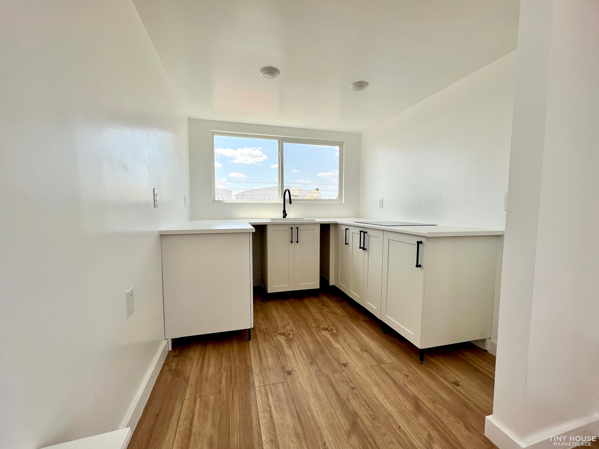 New 2023 Contemporary Tiny home - Image 3 Thumbnail