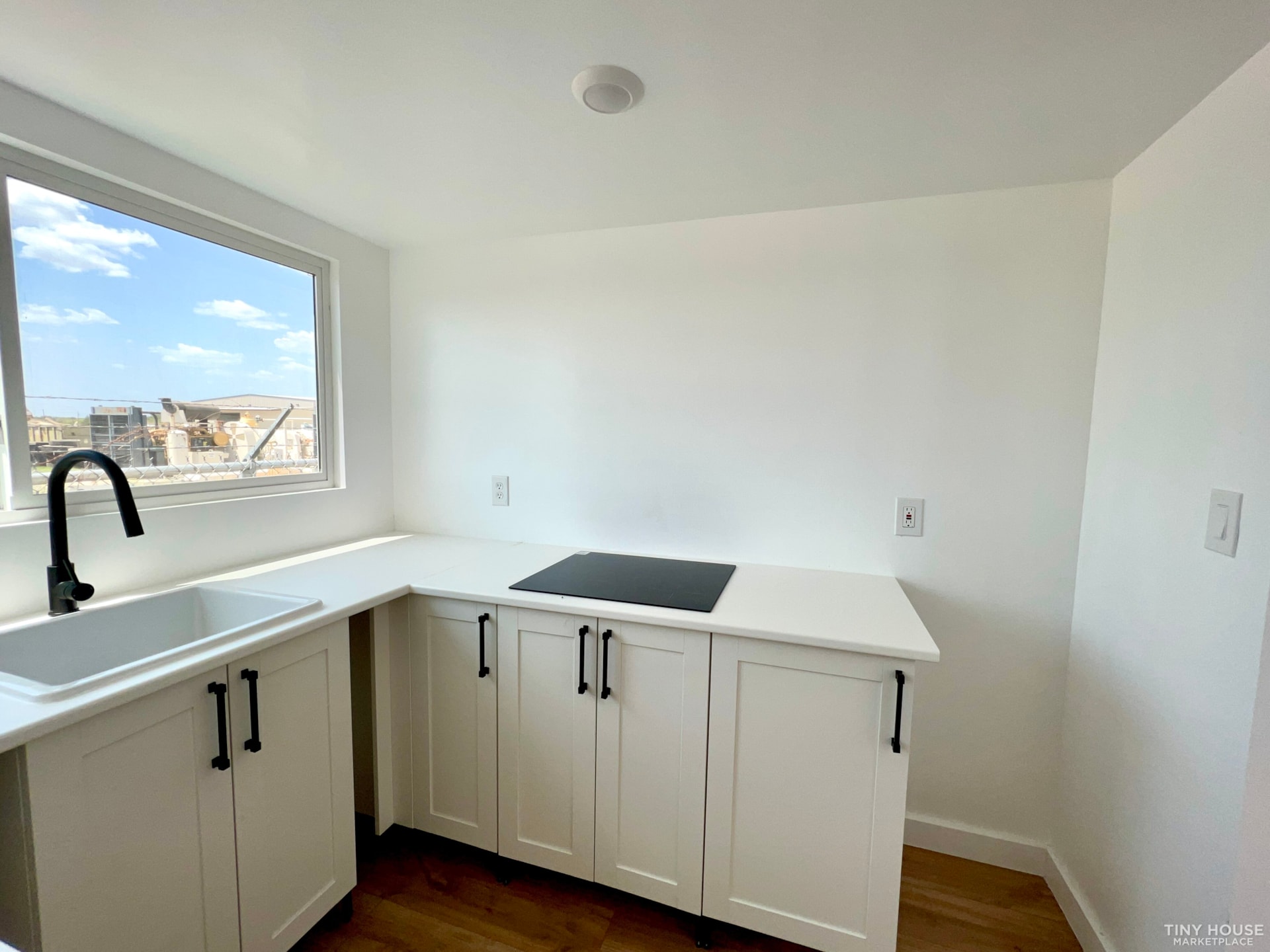 New 2023 Contemporary Tiny home - Image 4 Thumbnail
